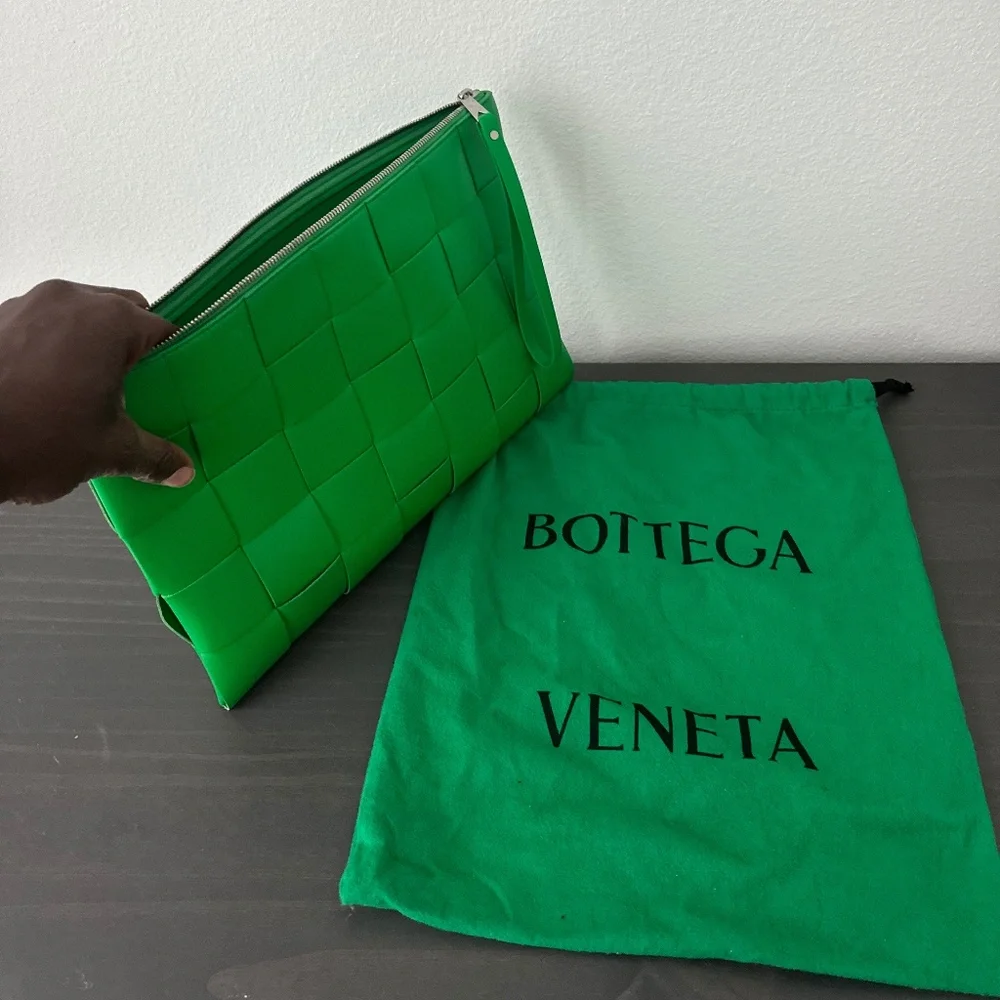 Bottega Veneta Pouch Bag - Picture 2 of 11